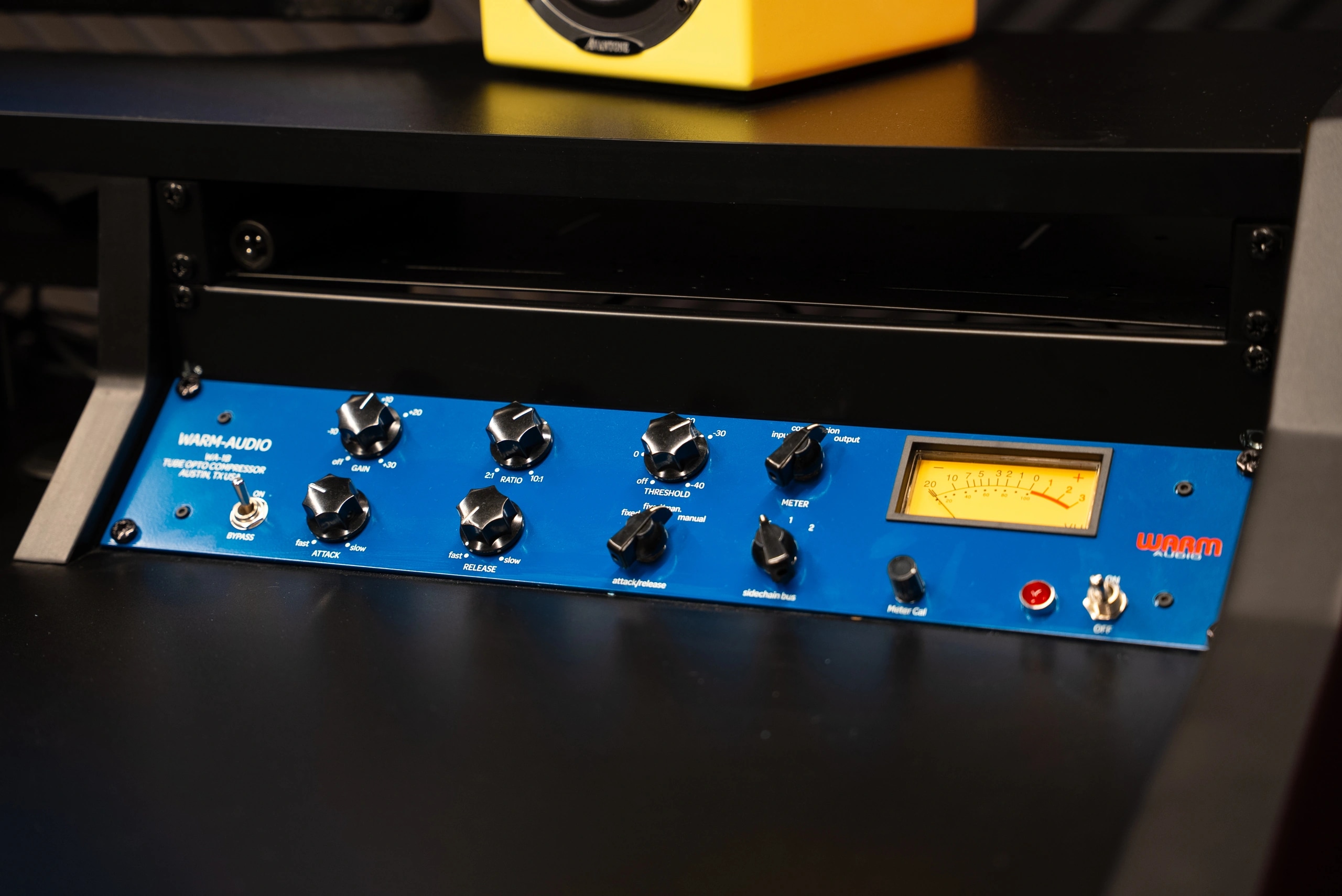 Outboard-Equipment im Rack von Studio B